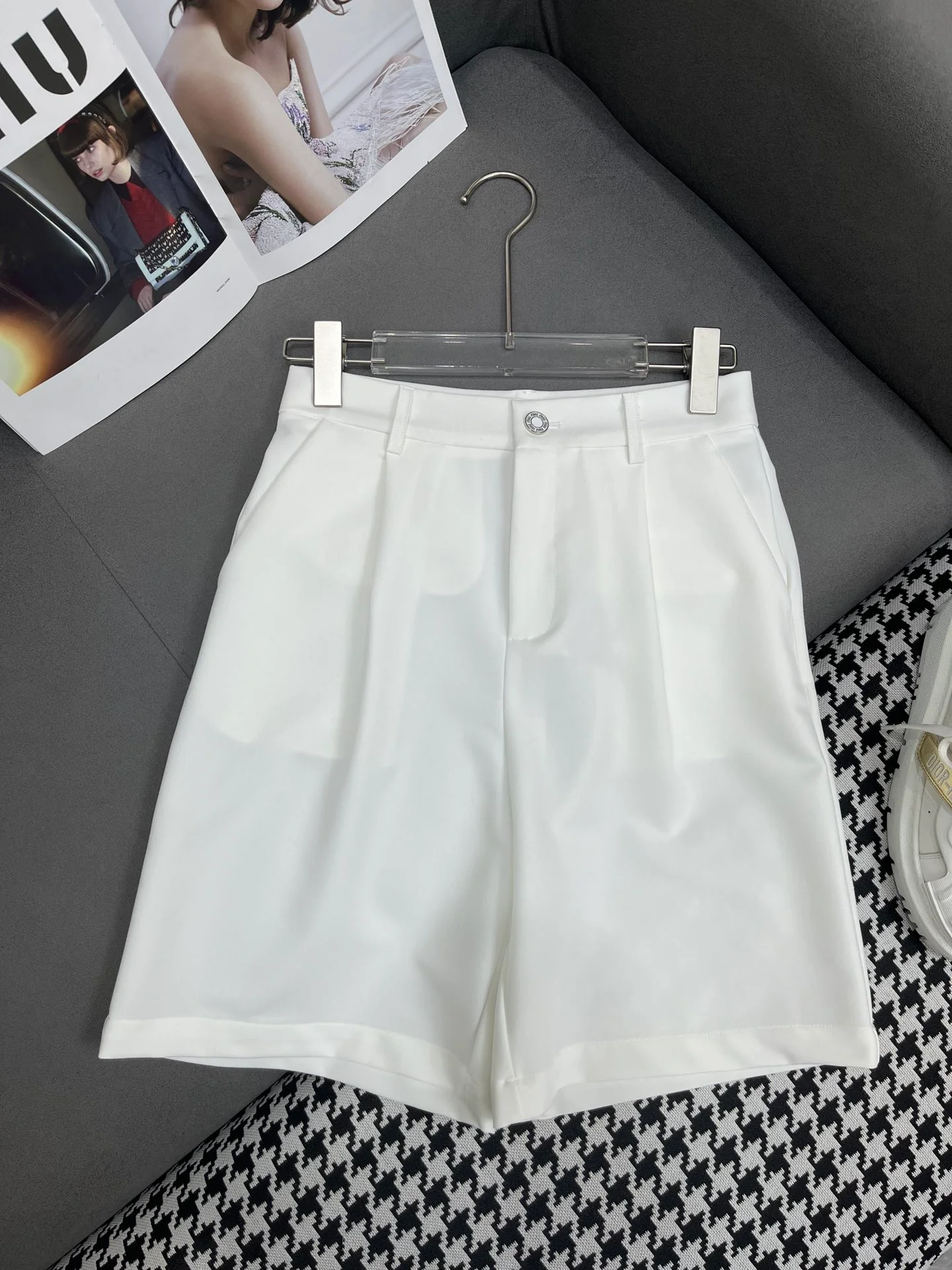 Miu Miu - 2404 - 24ss Весна/Лето Новые шорты с надписью и металлической пряжкой - Белые