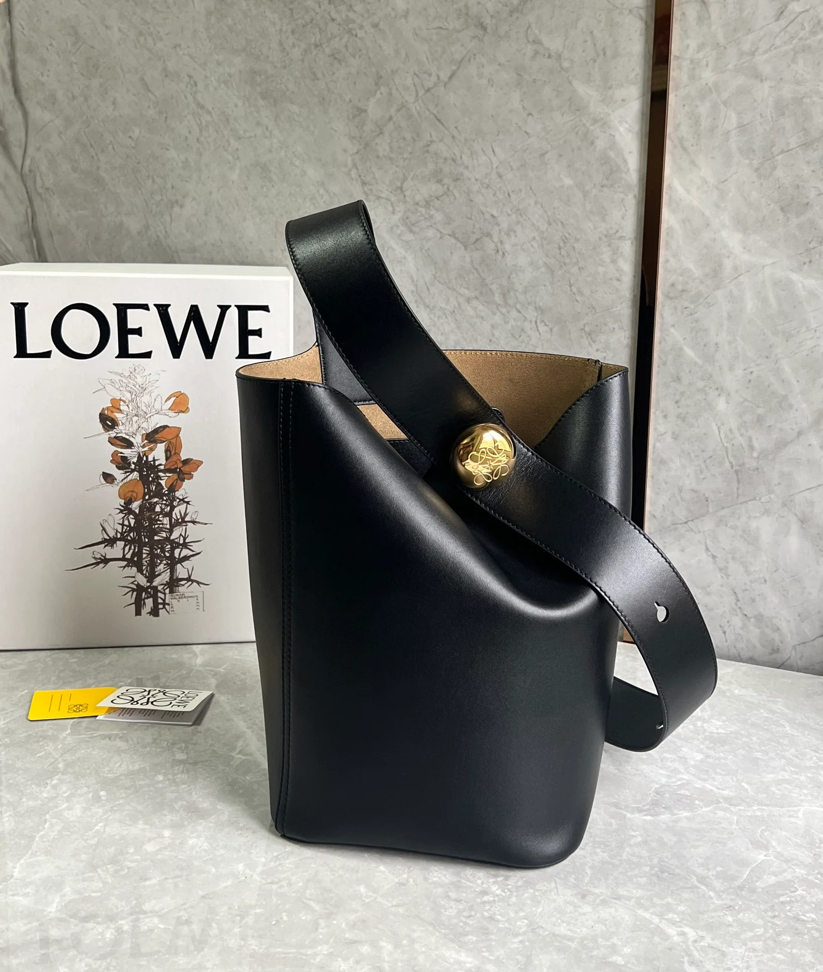 Сумка-ведро Loewe Pebble - черная