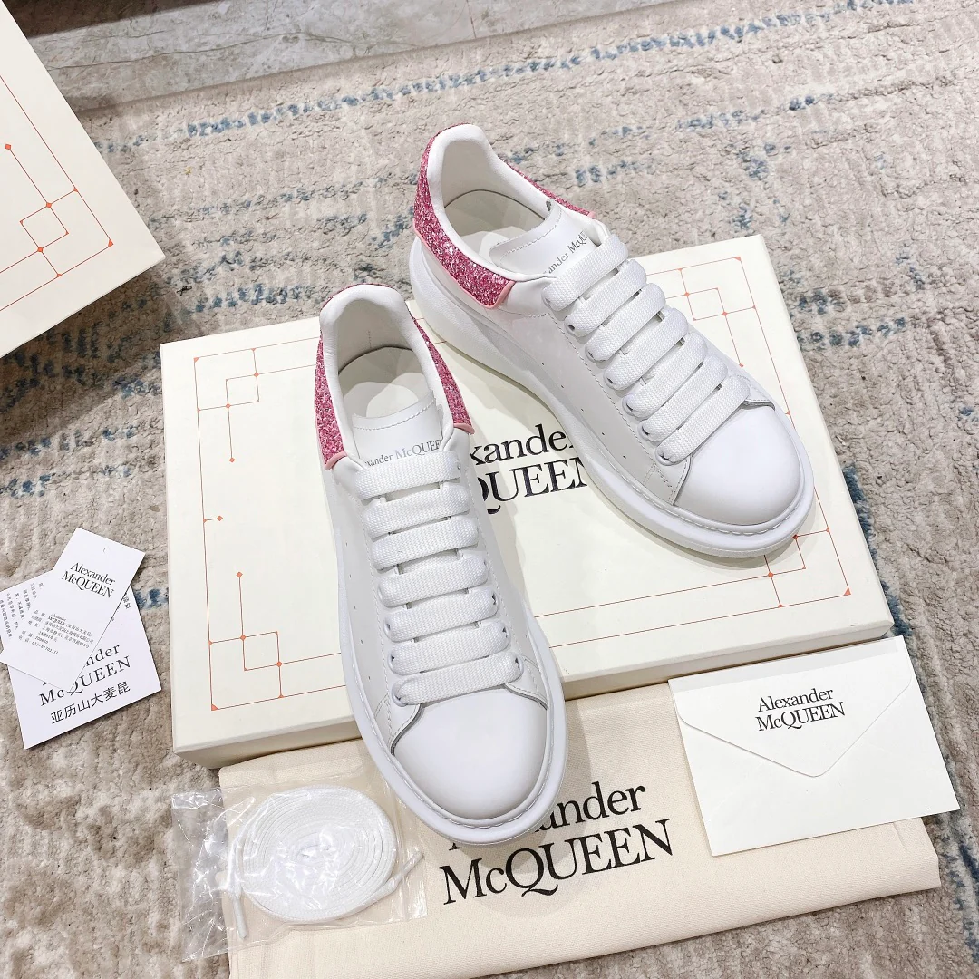 Классические белые кроссовки McQueen с блестящим каблуком – розовые