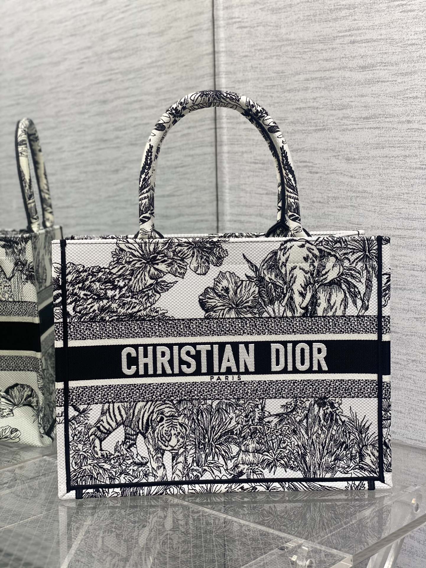 Сумка Dior Book Tote из коллекции Весна/Лето 2023 — Вышивка ?Тигр? — Белая — Средний размер