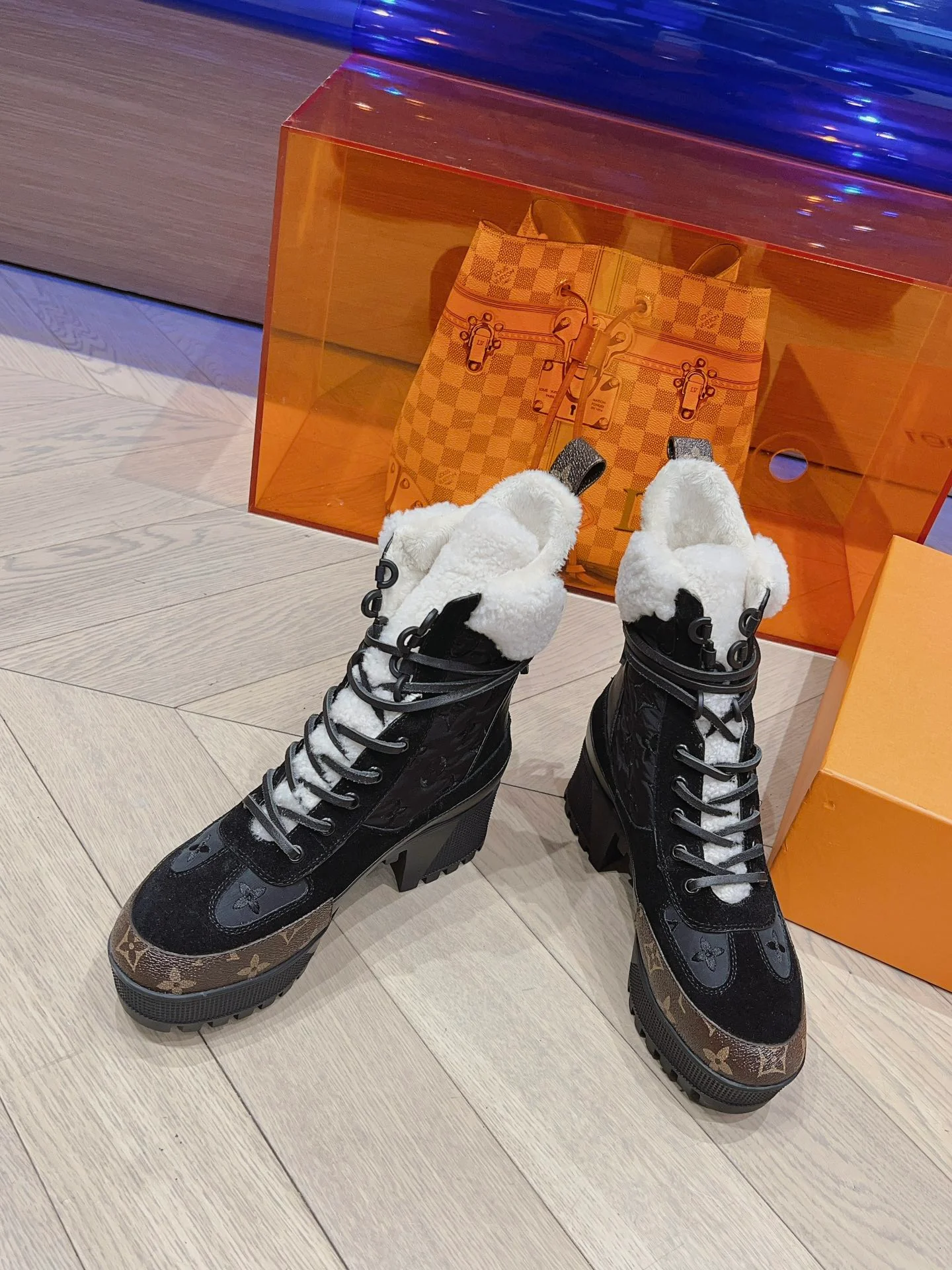 Новинка осенне-зимней коллекции LV 2023 — Ботинки-мартины на массивном каблуке с меховой отделкой — Черные — 1 шт.