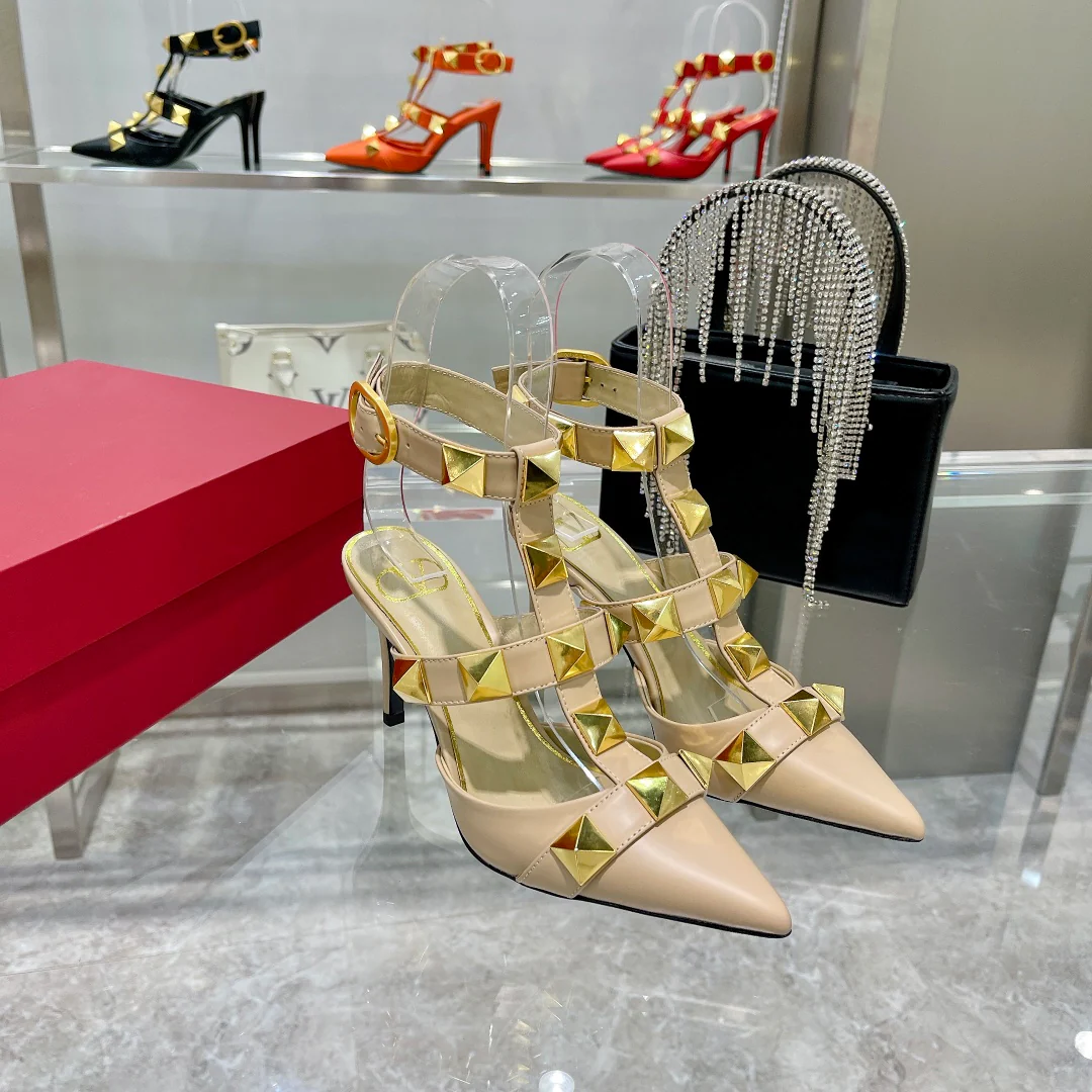 Туфли на высоком каблуке с острым носком от Valentino