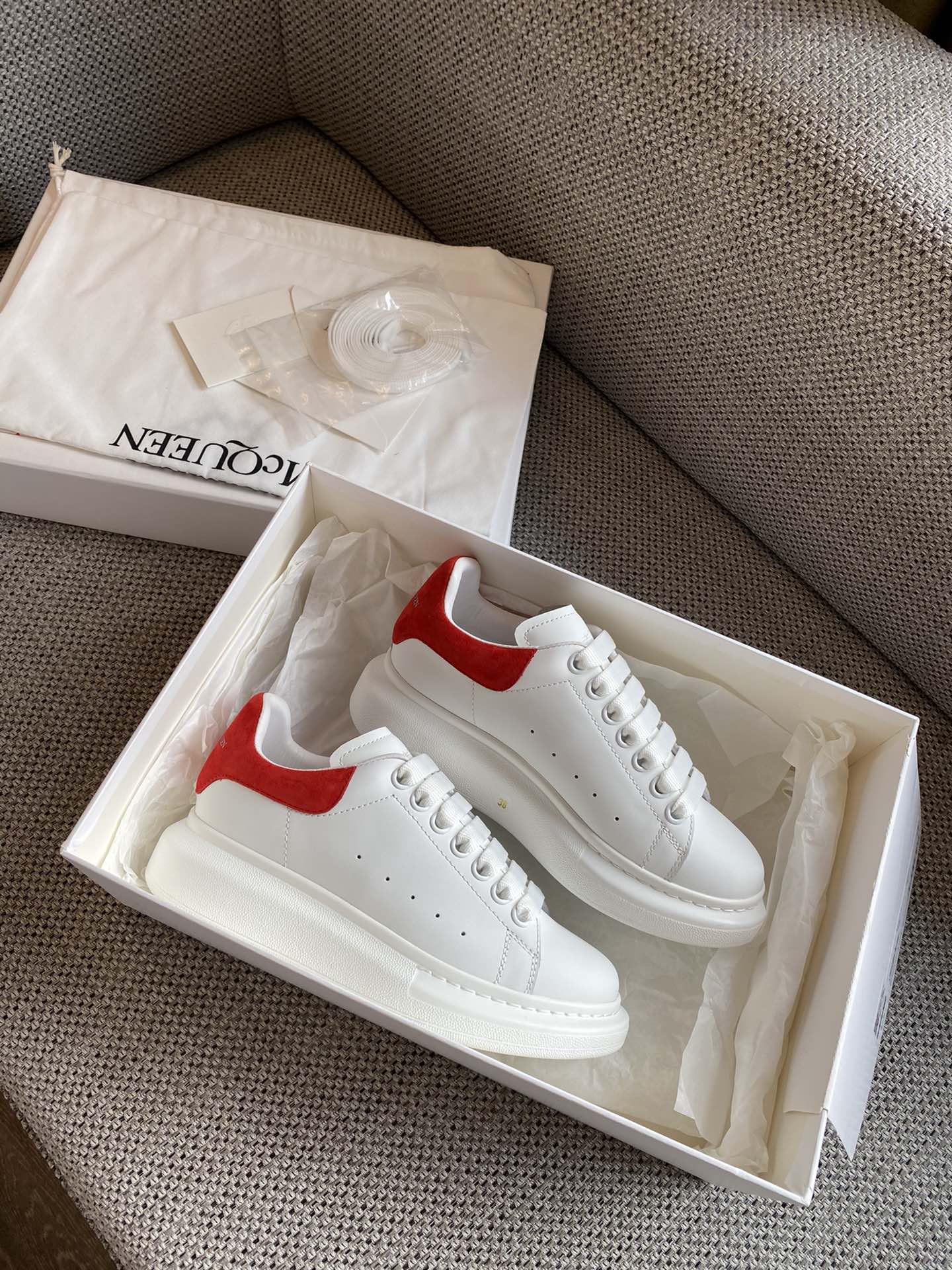 Классические белые кроссовки McQueen с замшевой подошвой и красным каблуком