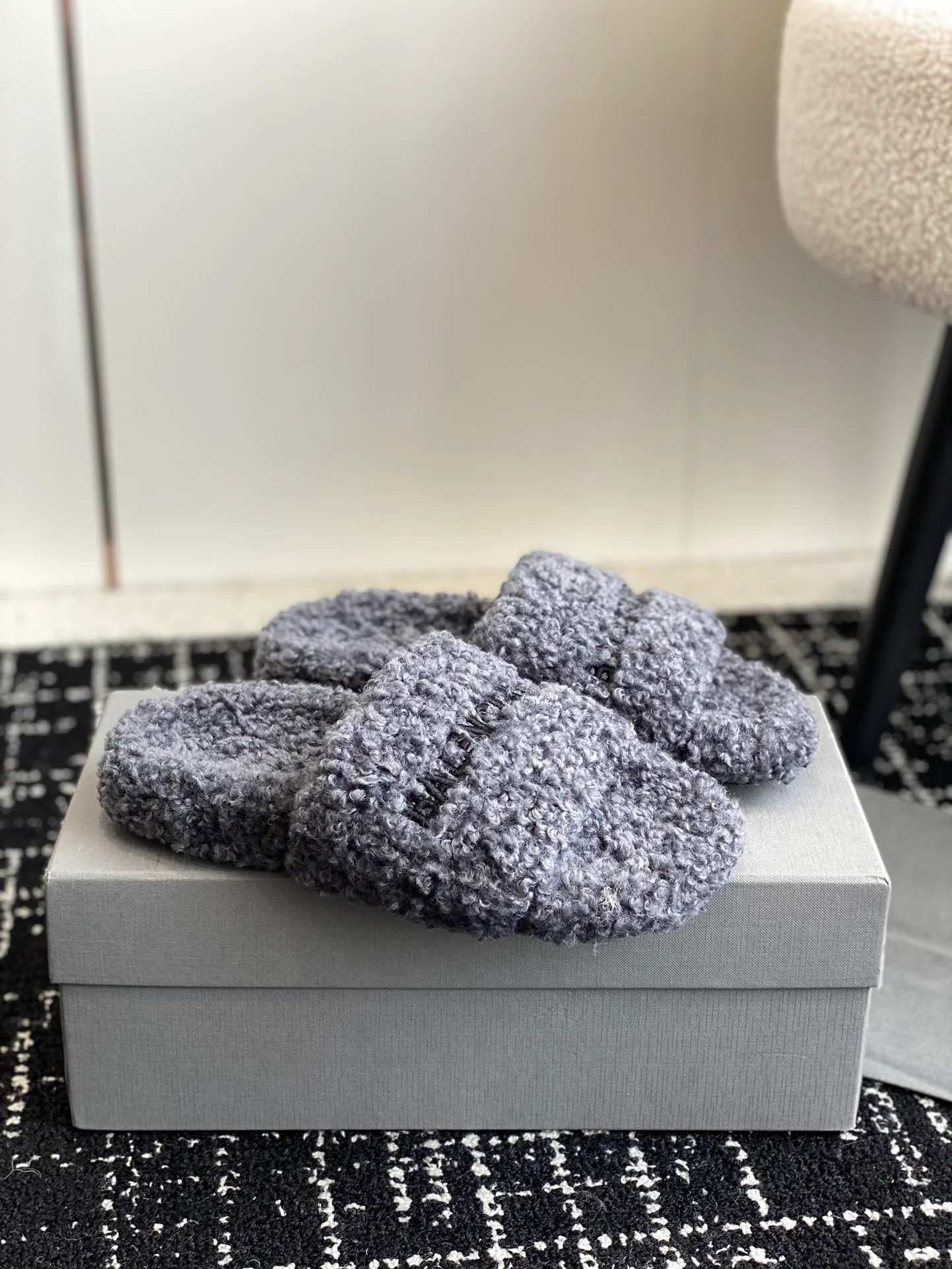 Новинка сезона осень/зима 2023 от Balenciaga - Меховые тапочки - Серые