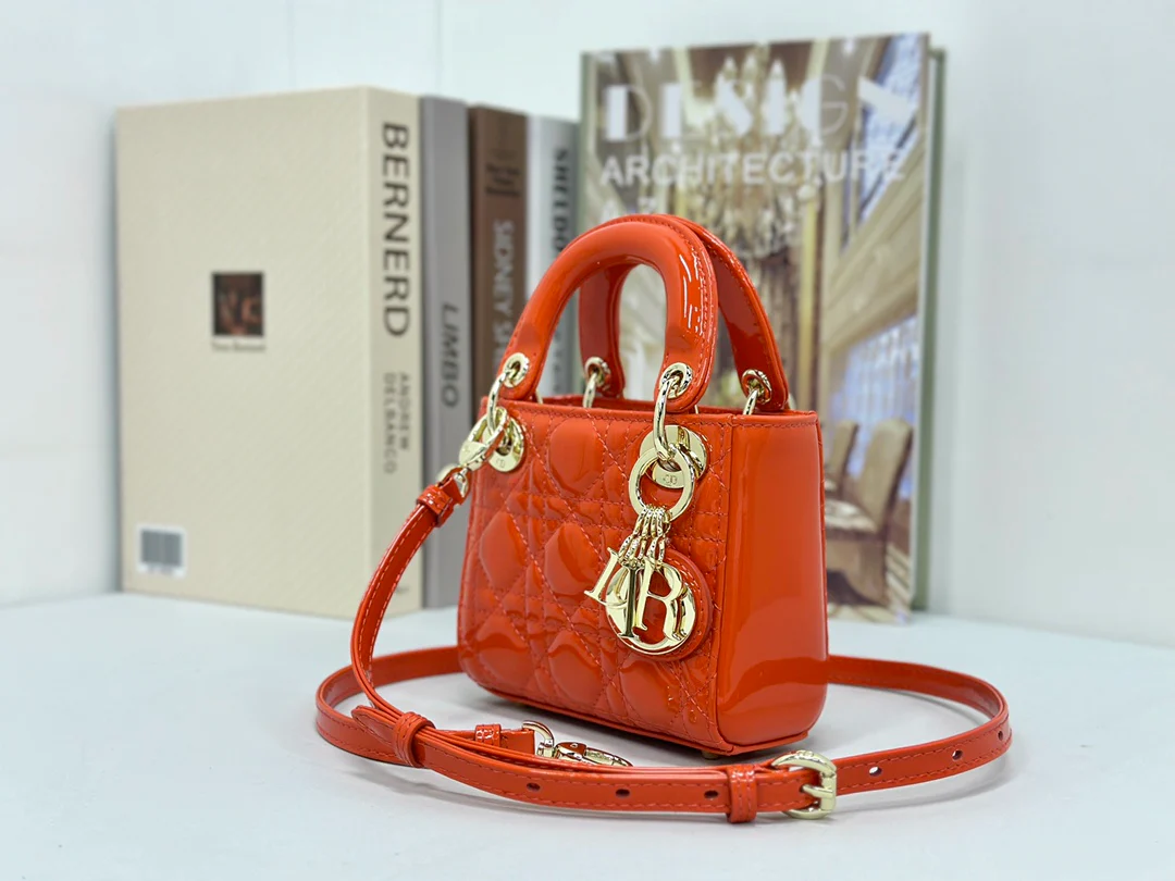 Чехол для ультраминиатюрных наушников Dior-lday - красный лакированный.