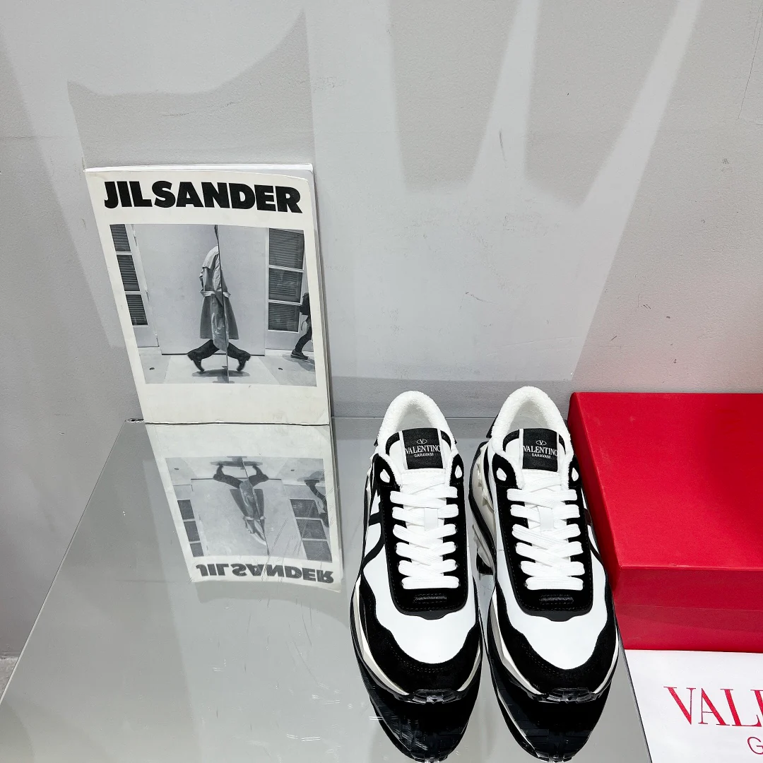 Новинка сезона весна/лето 2022 от Valentino - Кроссовки из шелковой кожи - Унисекс - Черные