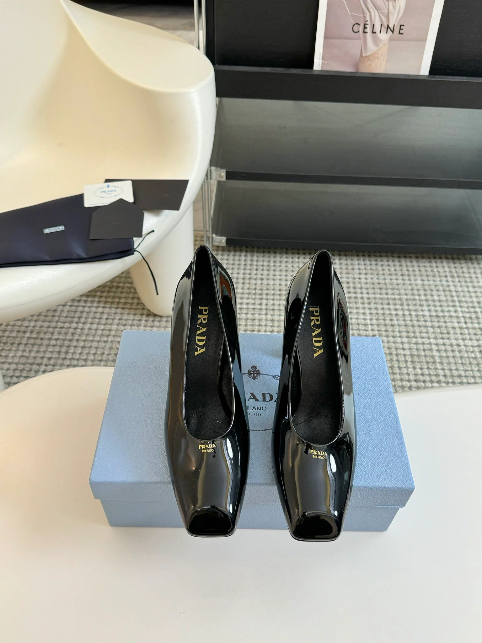 Туфли на высоком каблуке Prada 2024 с треугольным логотипом - черные