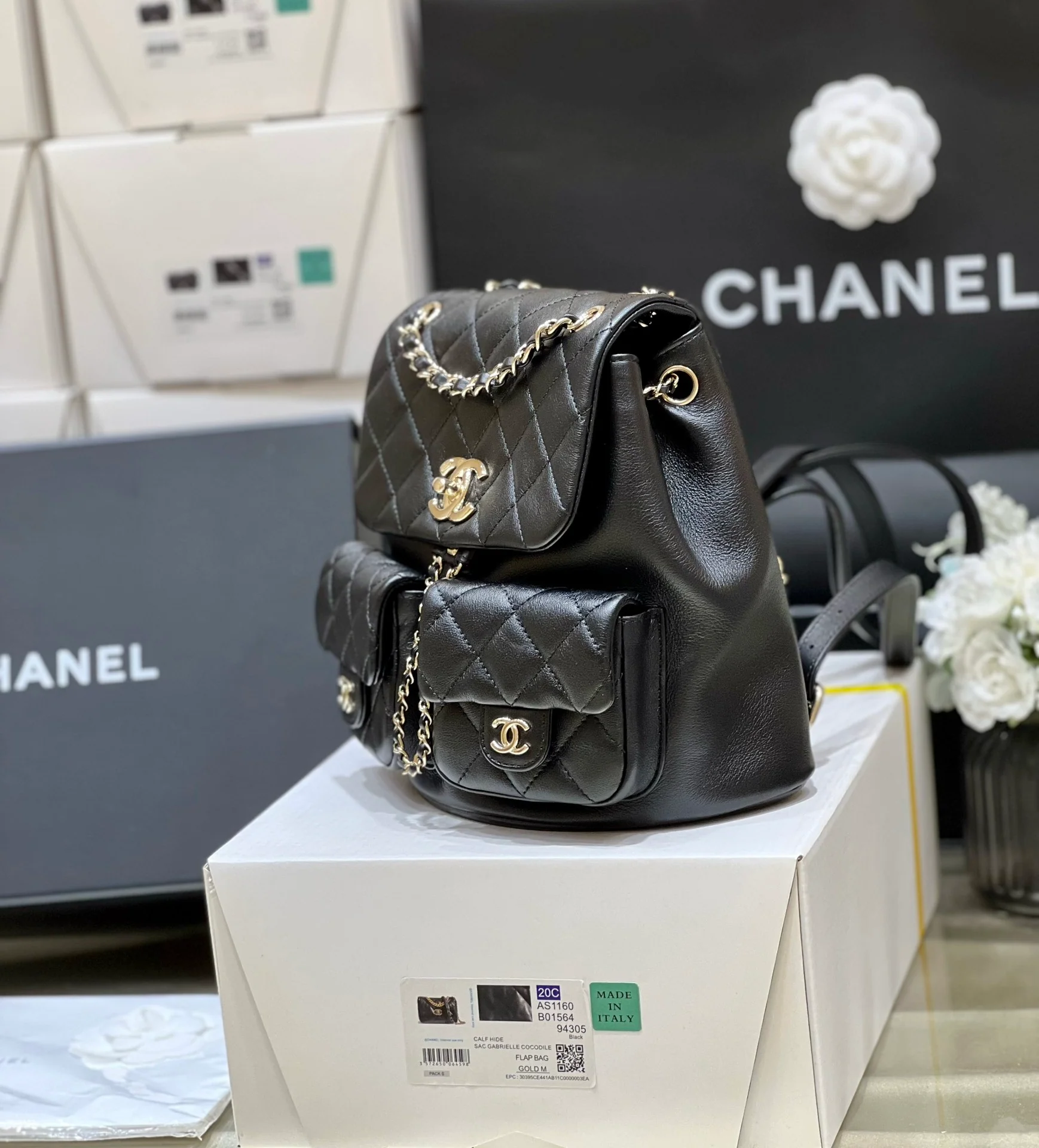 Коллекция Chanel Весна/Лето 2023 - Duma - Однотонный рюкзак из телячьей кожи - Черный