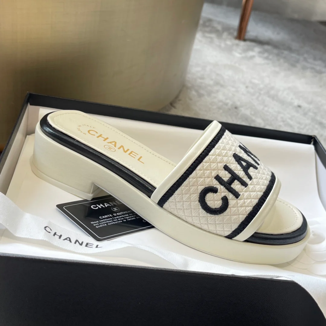 Новинка сезона весна/лето 2023 от Chanel - Плетеные тапочки - Белые - 1