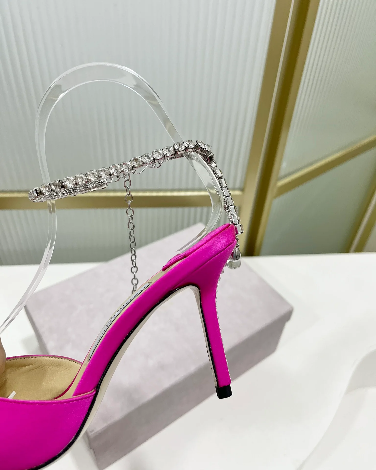 Jimmy - Новинка 2023 года - Босоножки на высоком каблуке с открытым носком и цепочкой - 8-5 см - Розовые