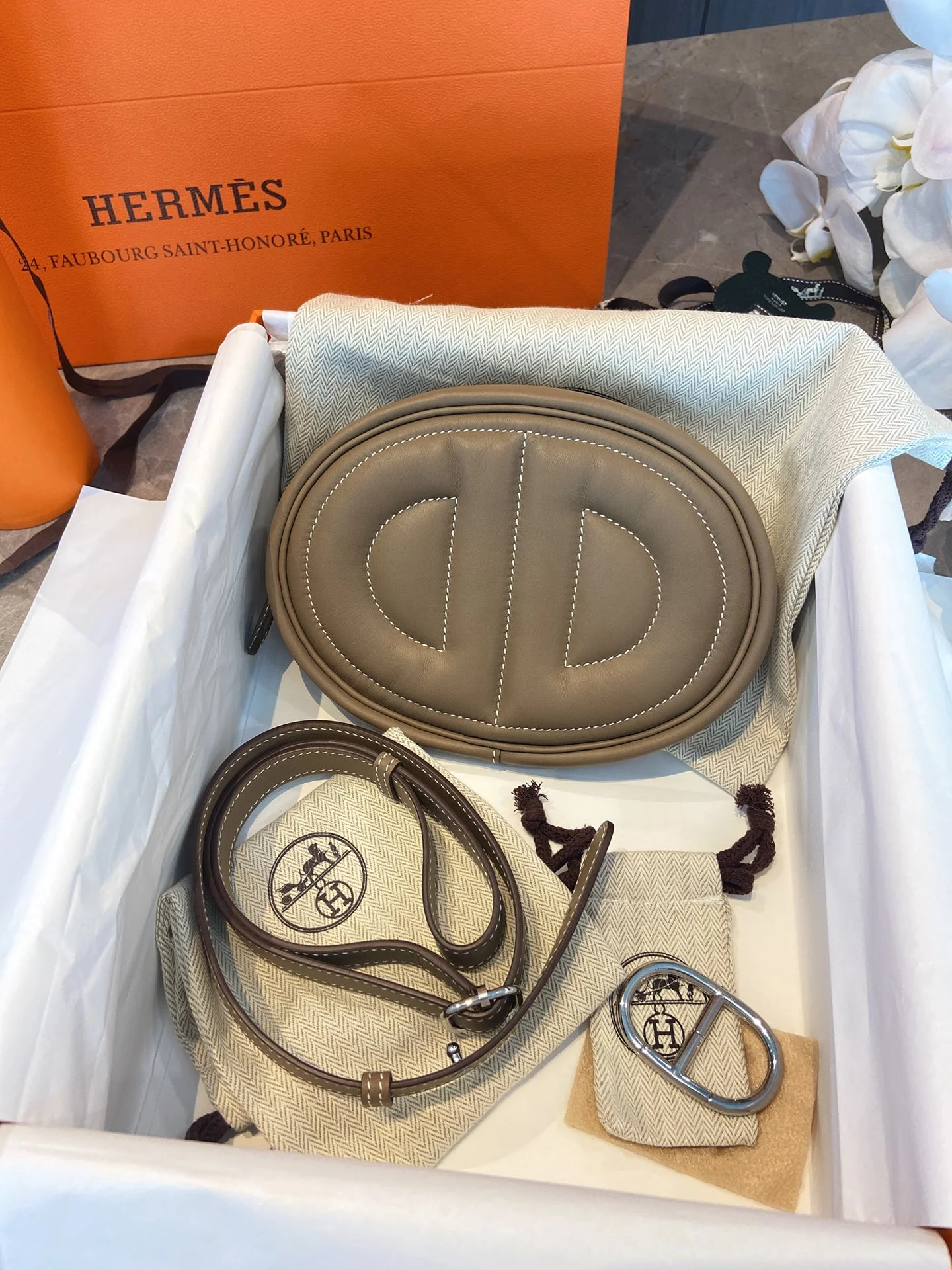 Сумка Hermes In the Loop из телячьей кожи Swift, цвет ?слоновая кожа?, 19x13x4 см.