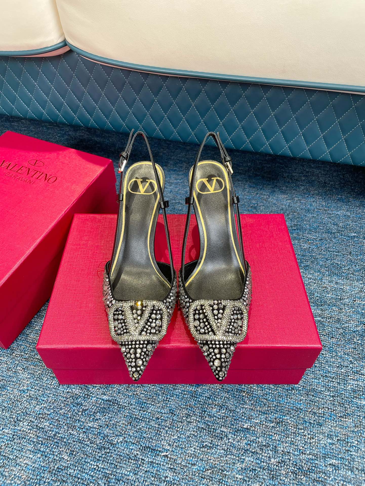 Новинка сезона весна/лето 2022 от Valentino - Роскошные туфли со стразами - Замшевые туфли со стразами - Босоножки на высоком каблуке с острым носком и открытой пяткой - 1