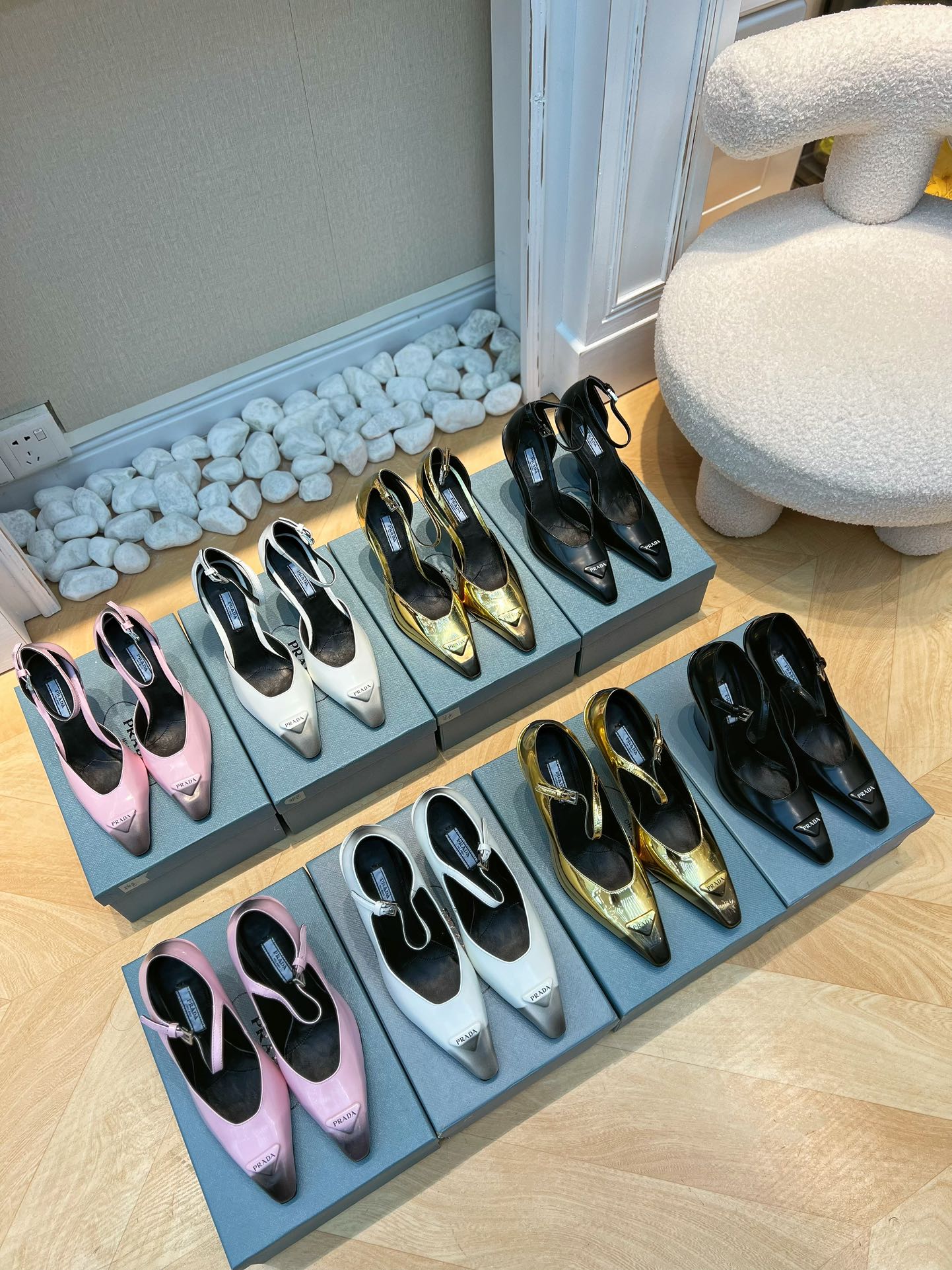 Новинки Prada весна/лето 2023 - Коллекция Мэри Джейн - Туфли на массивном высоком каблуке - Белые