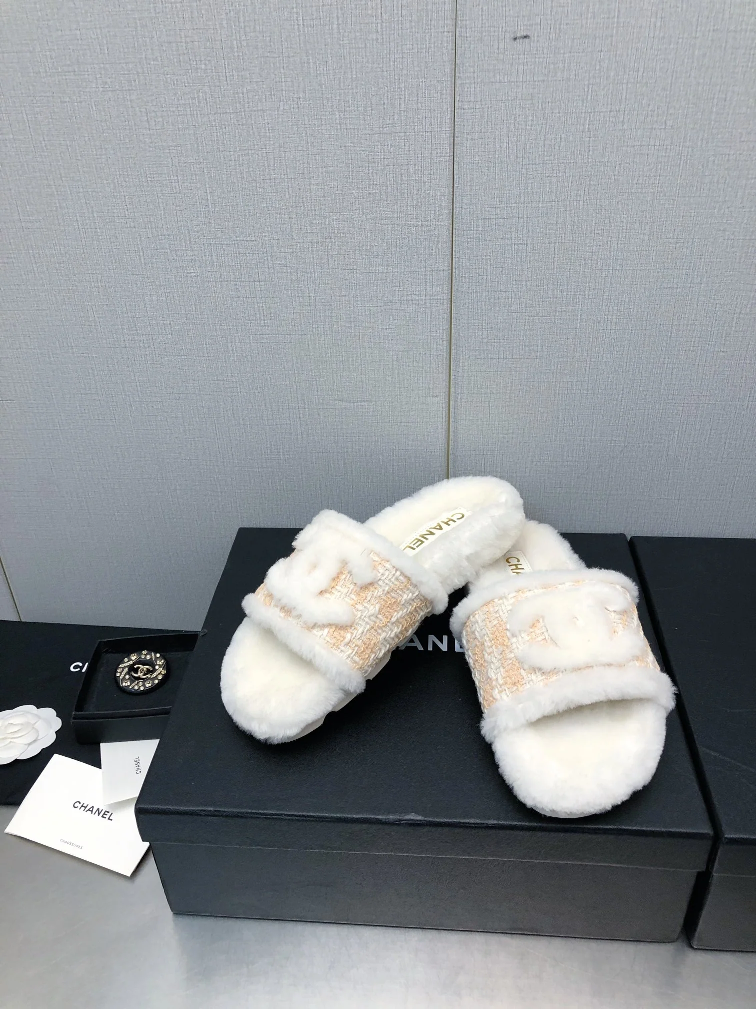 Новинка сезона осень/зима 2023 от Chanel - шерстяные тапочки в клетку - розовые.