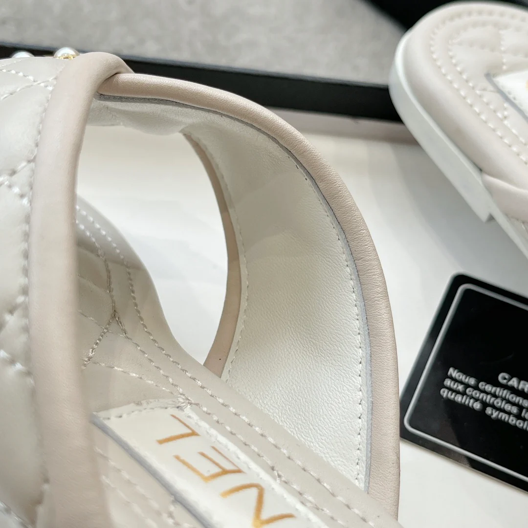 Новинка сезона весна/лето 2023 от Chanel - Тапочки с вышитым ромбовидным узором - Белые