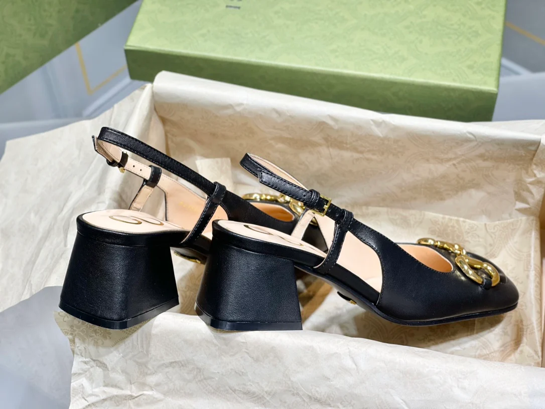 Весенняя коллекция Gucci 2021 — Босоножки на массивном каблуке с пряжкой в ??виде конской уздечки — 1