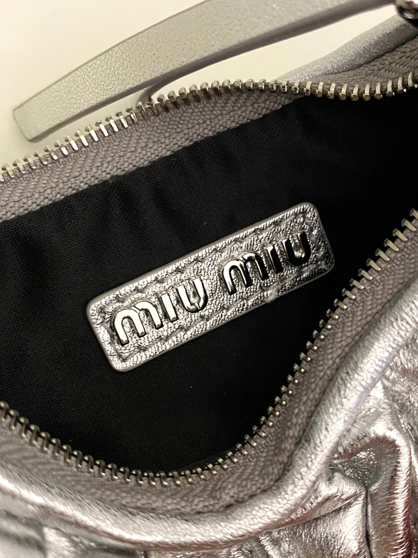 Сумка Miu Miu Wander, маленькая, из овечьей кожи, серебристая.