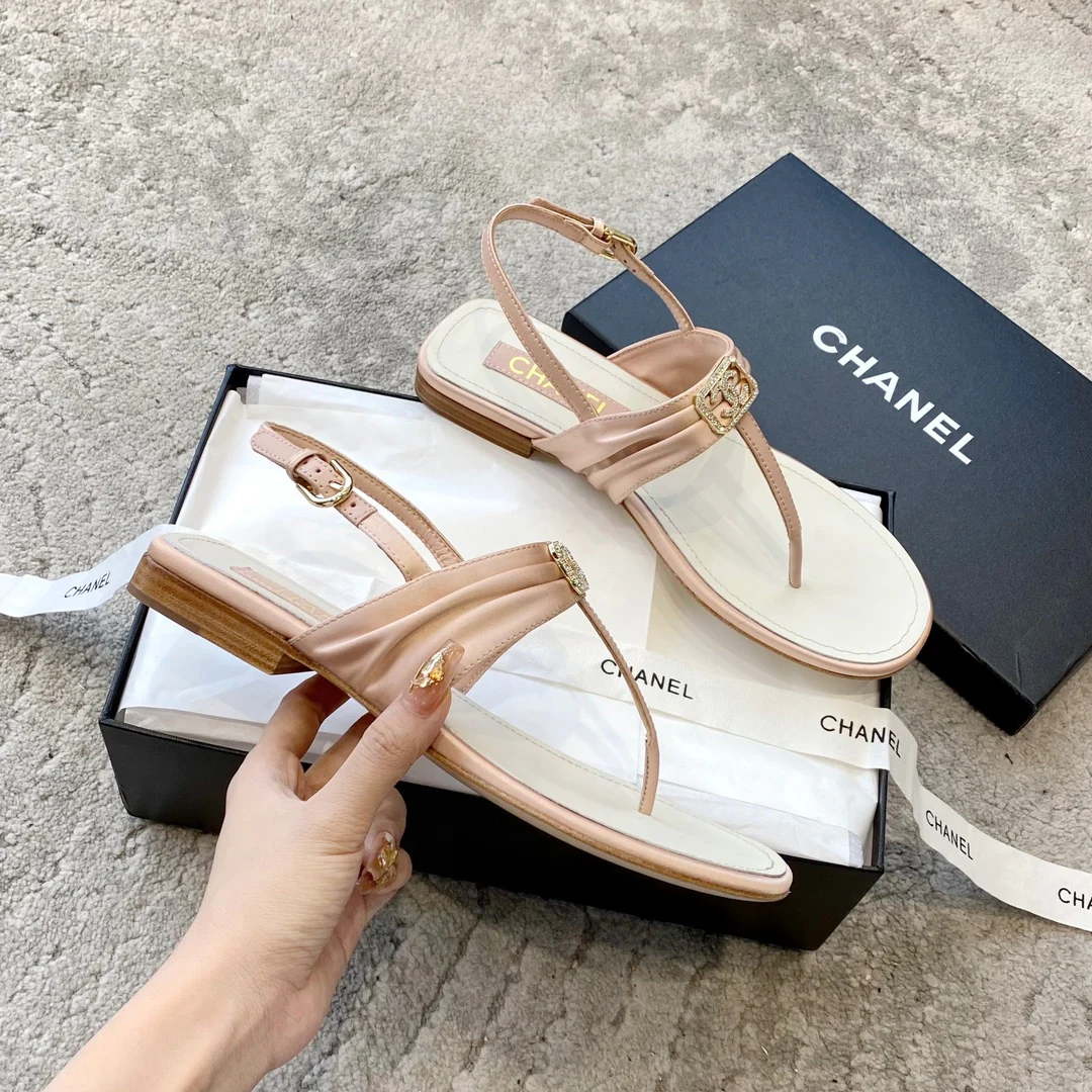 Новинка сезона весна/лето 2023 от Chanel - сандалии с пряжкой C - розовые.