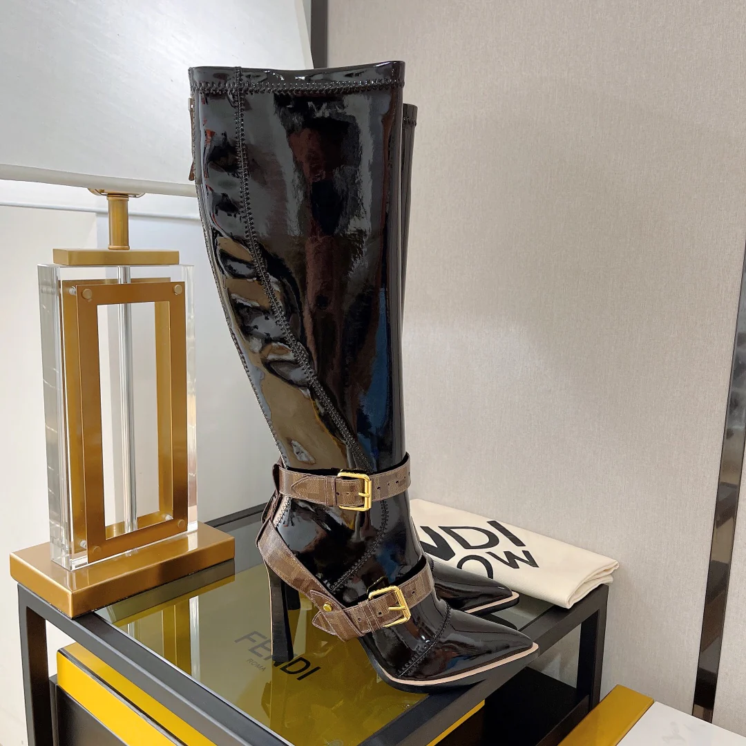 Новинка сезона осень/зима 2022 от Fendi — Эластичные лакированные ботинки, серия FFrame — Ботинки на высоком каблуке