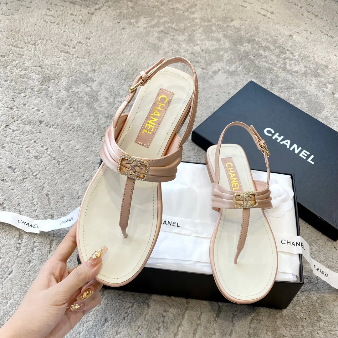 Новинка сезона весна/лето 2023 от Chanel - сандалии с пряжкой C - розовые.