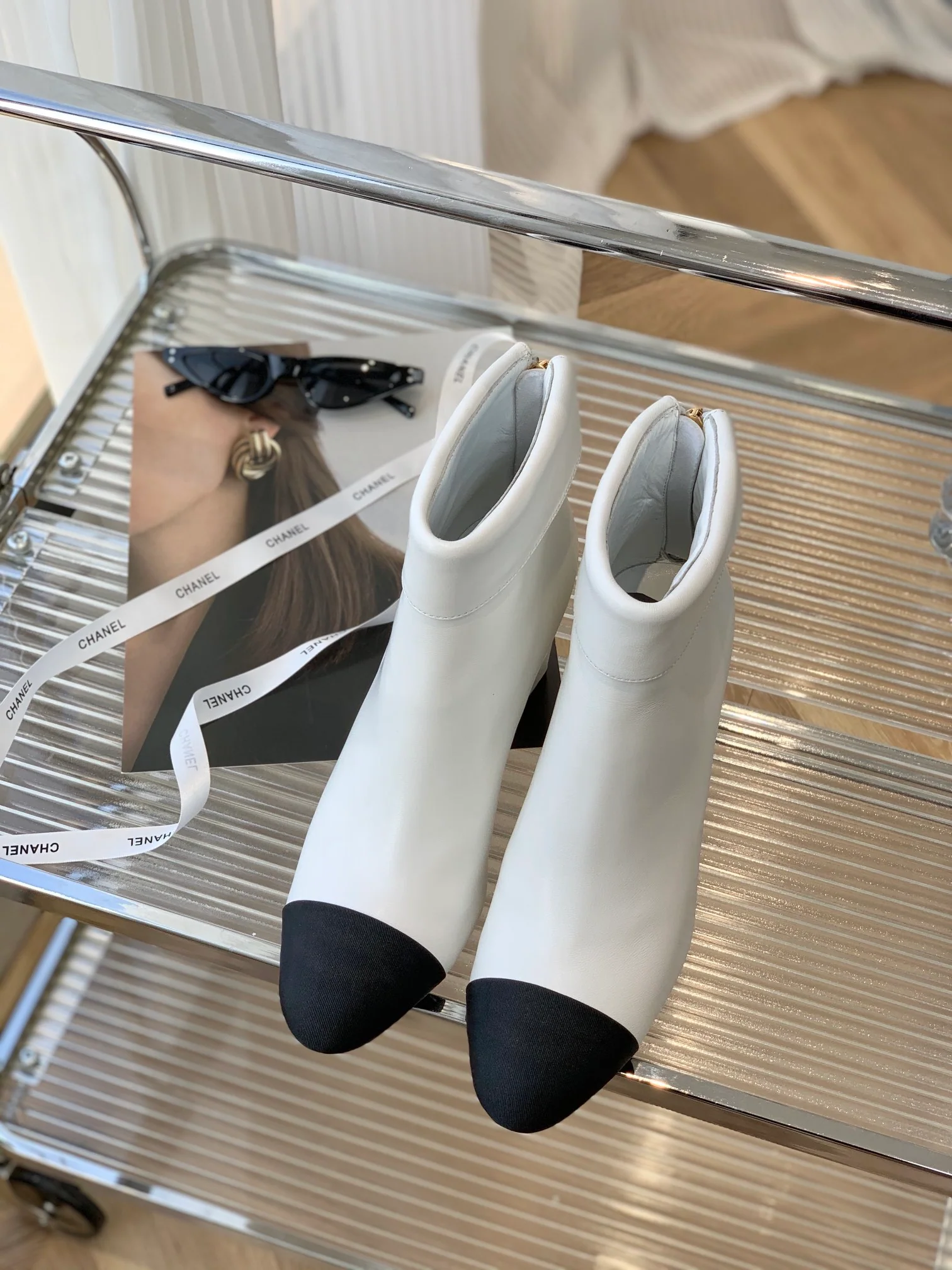 Классические ботильоны на массивном каблуке из коллекции Chanel Color Block - белые.