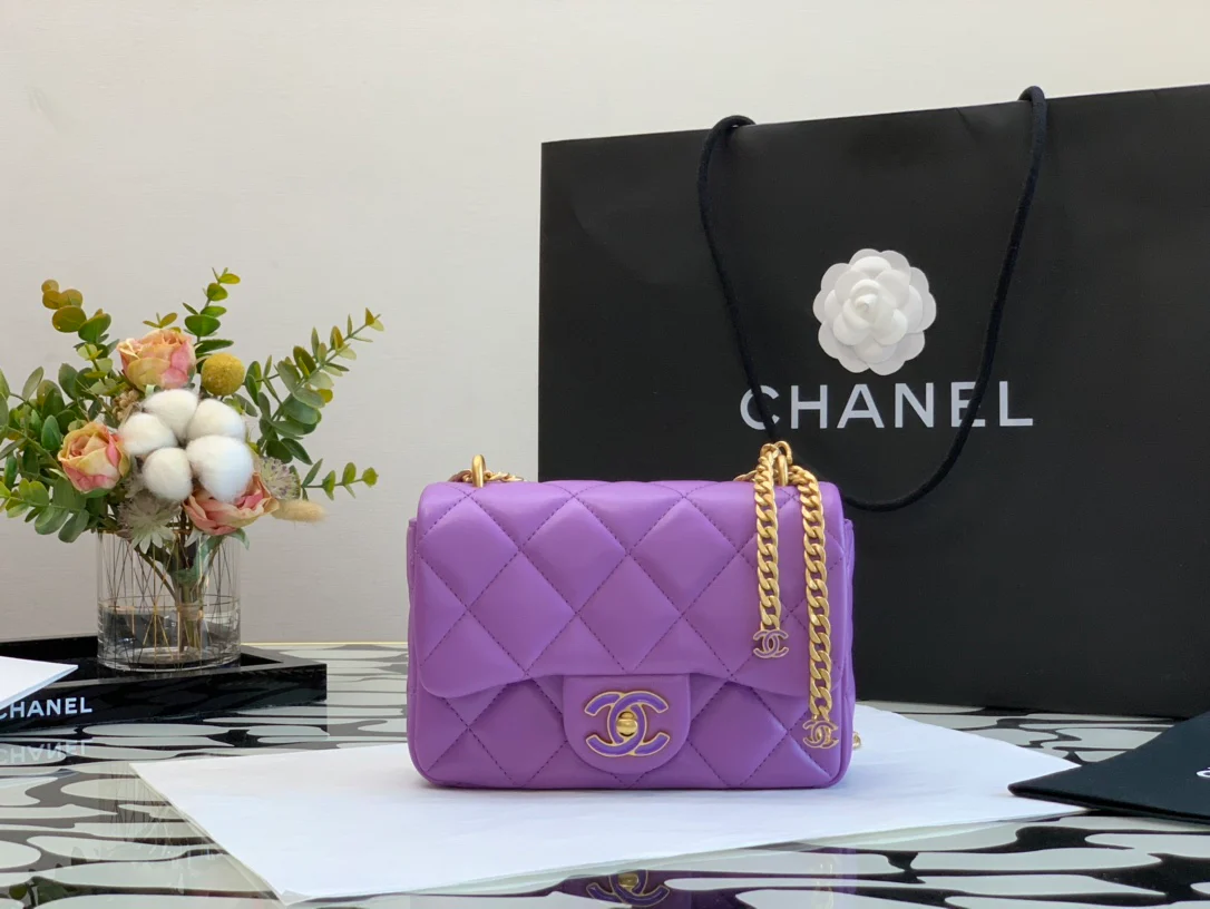 Новинка 2022 года от Chanel - квадратная сумка-мешок с эмалированной пряжкой.