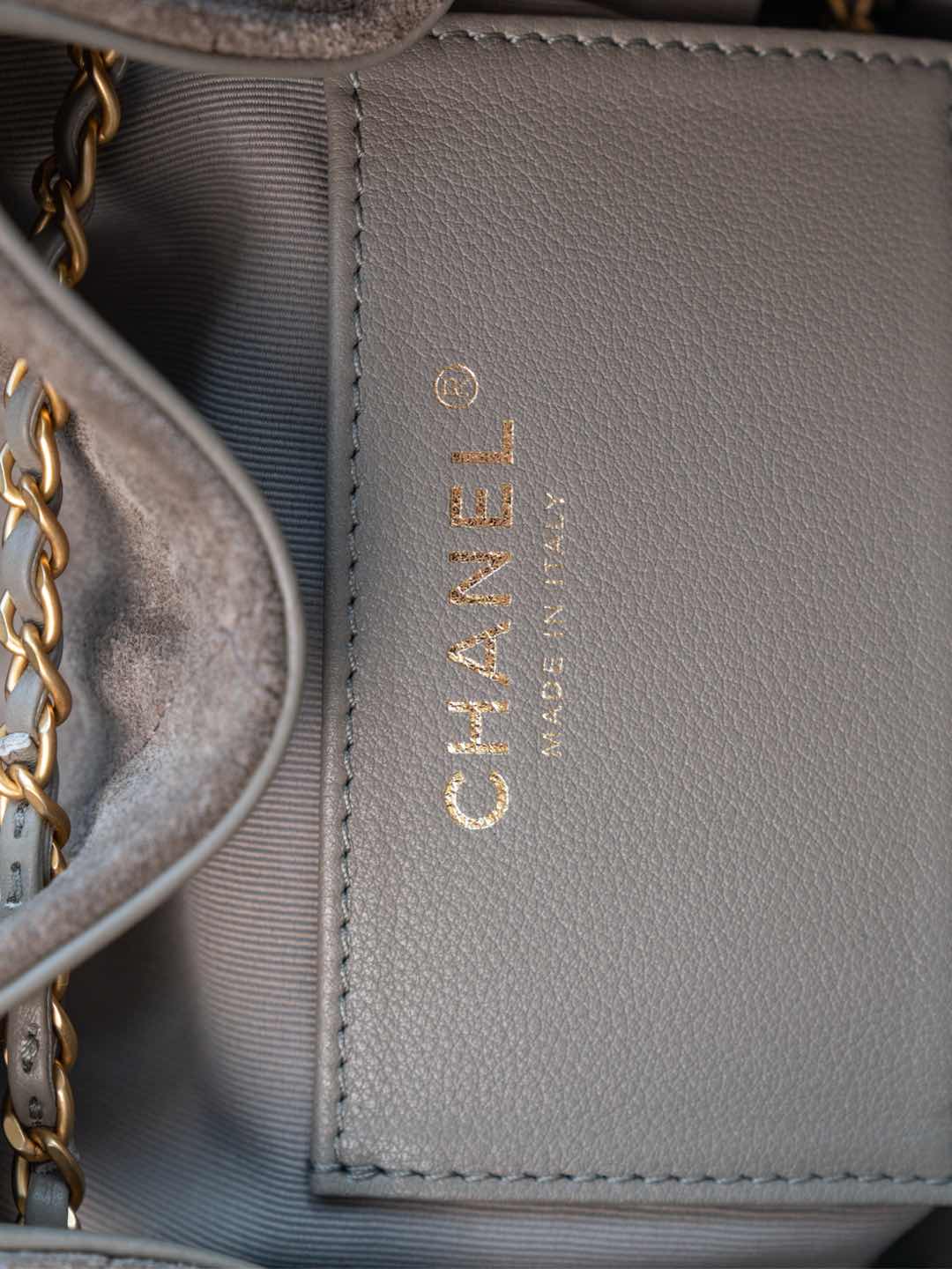 Сумка-хобо Chanel с завязками, замша, серая.