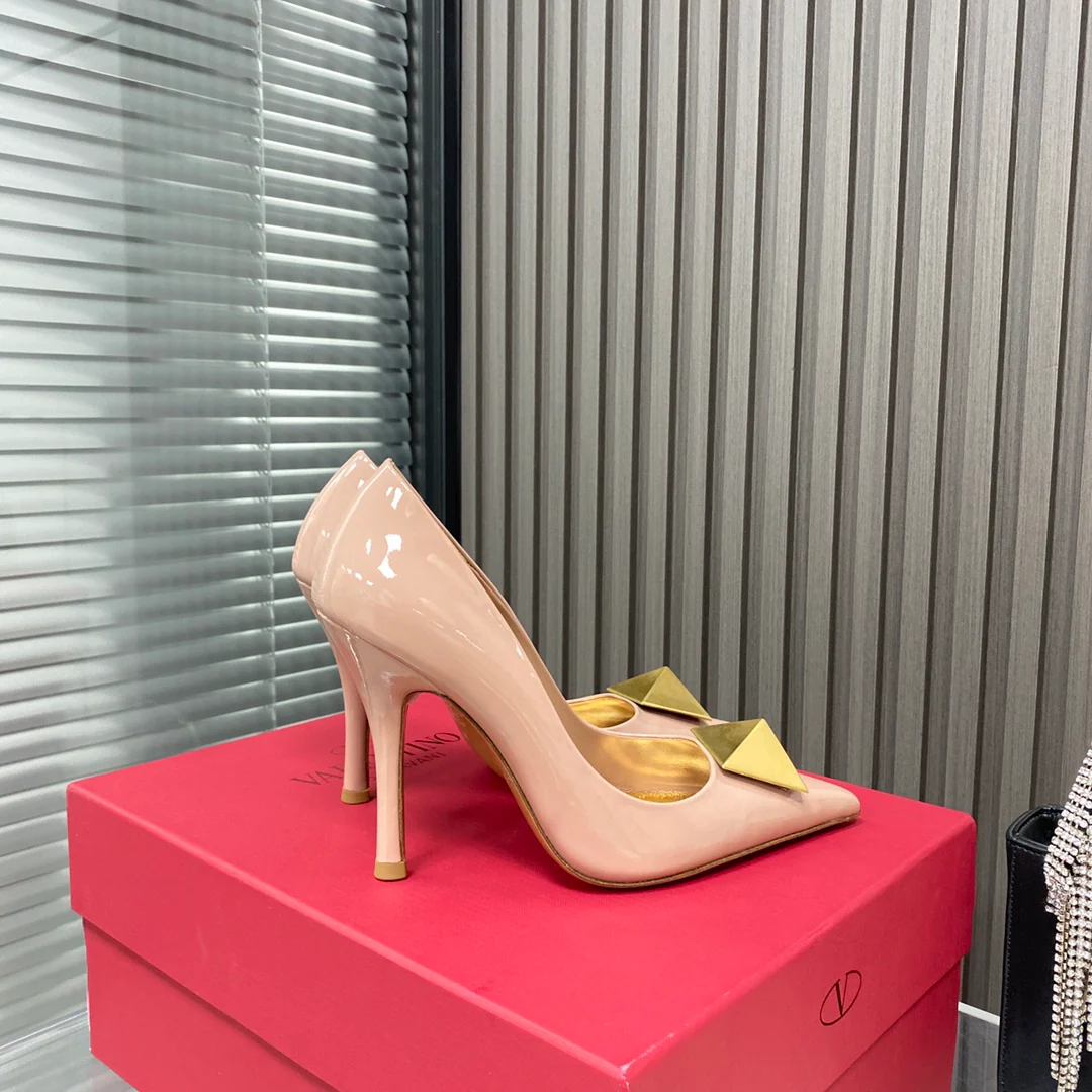 Новинка сезона осень/зима 2022 от Valentino - Туфли на высоком каблуке с фурнитурой, украшенные заклепками - Розовые