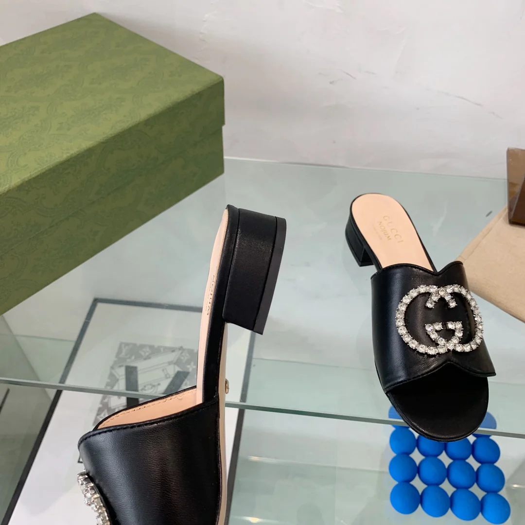 Новинка сезона весна/лето 2022 от Gucci - тапочки с двойной буквой G - 2 шт.