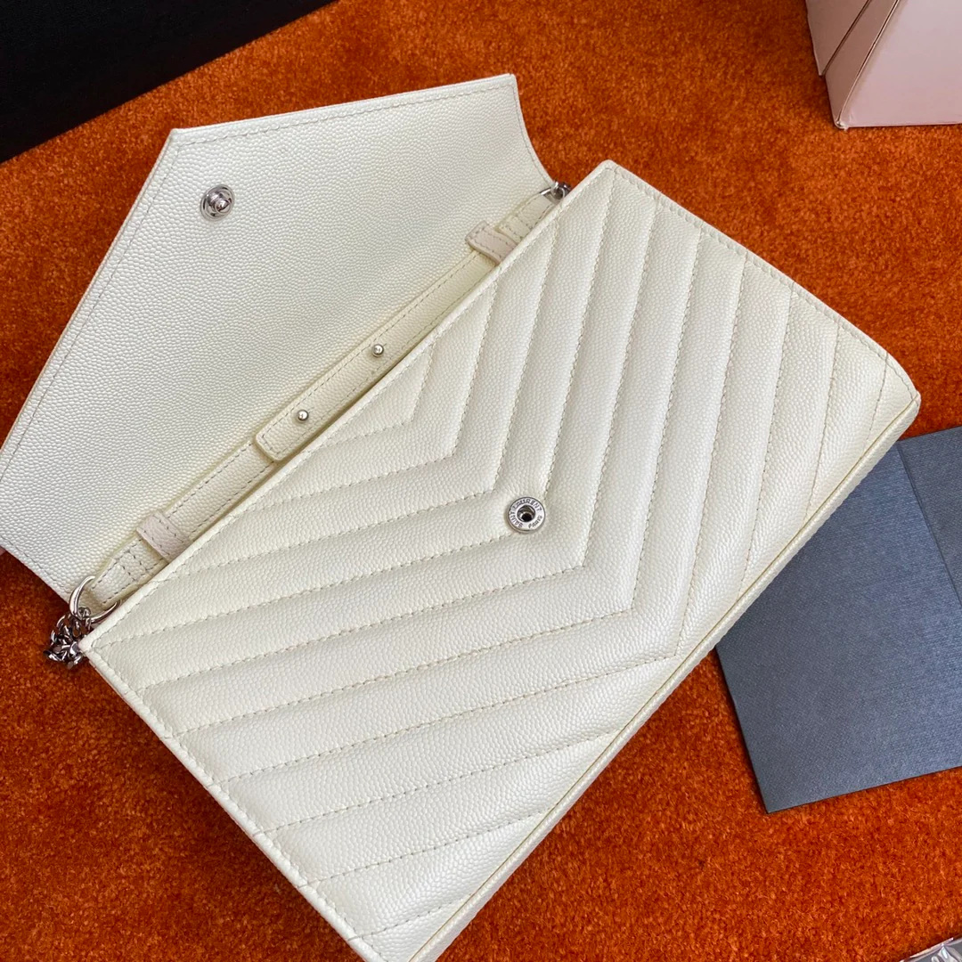 Кошелек-конверт YSL с монограммой из икры — белый с серебристой фурнитурой.