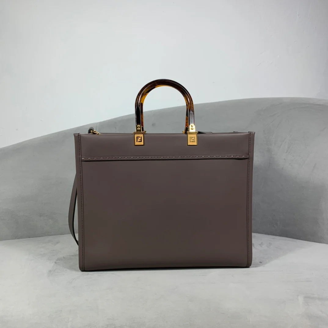 Сумка Fendi Sunshine Medium из коричнево-серой кожи.