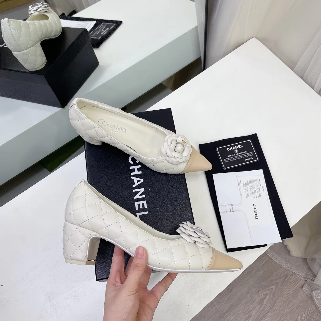 Туфли на толстом каблуке Chanel Camellia - белые - 5 см