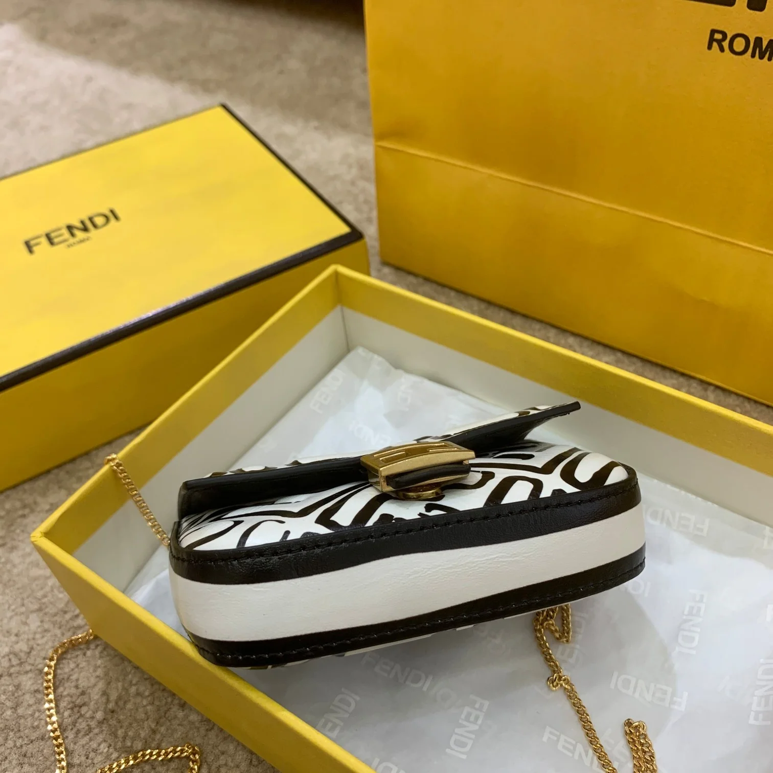 Маленькая белая кожаная сумка Fendi Baguette