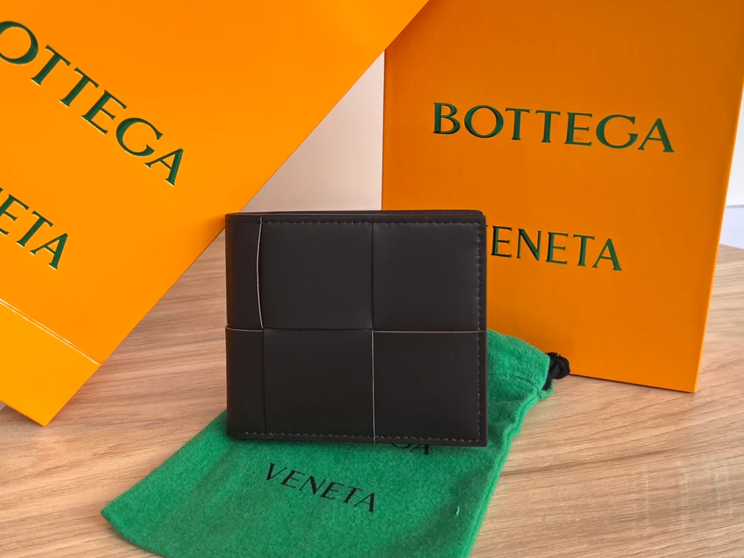 BV-大编织 两折扣短夹 牛皮 11.5x9.5cm