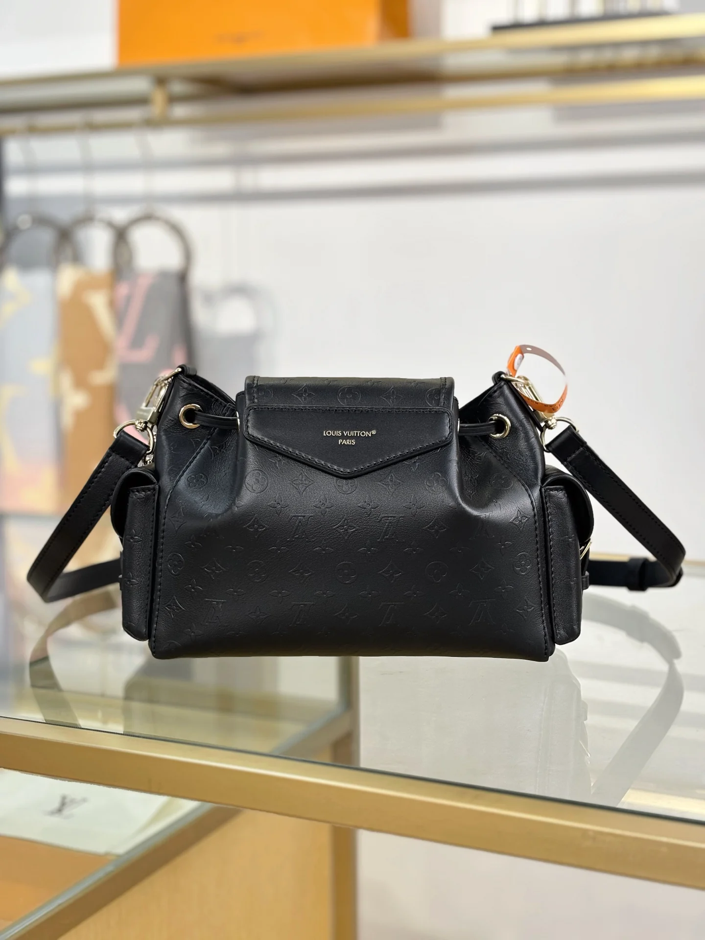 Сумка LV-m25554-odyssee — черная с акцентами из светлого золота.