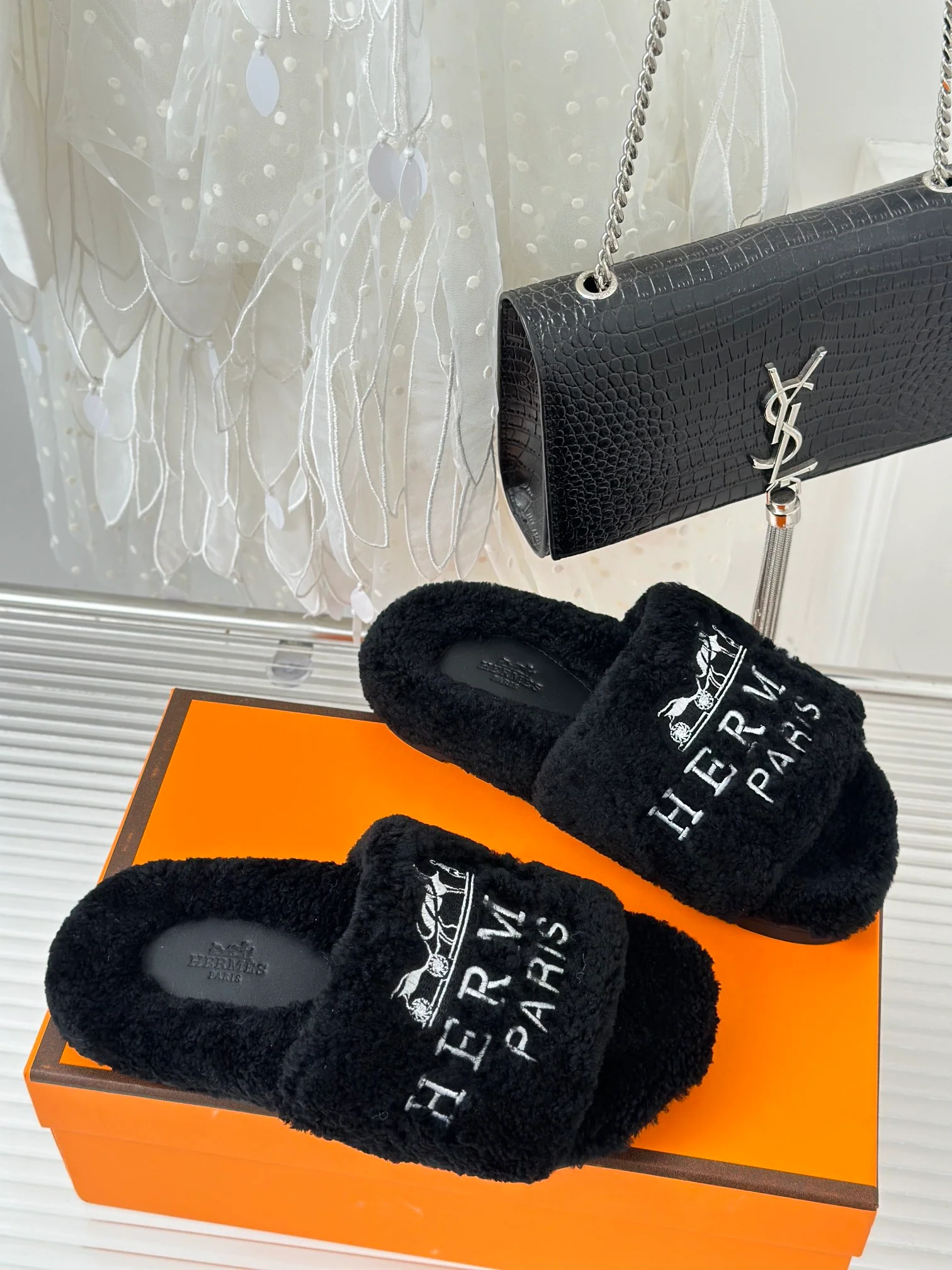 Новинка сезона осень/зима 2023 от Hermes - Меховые тапочки - Черные