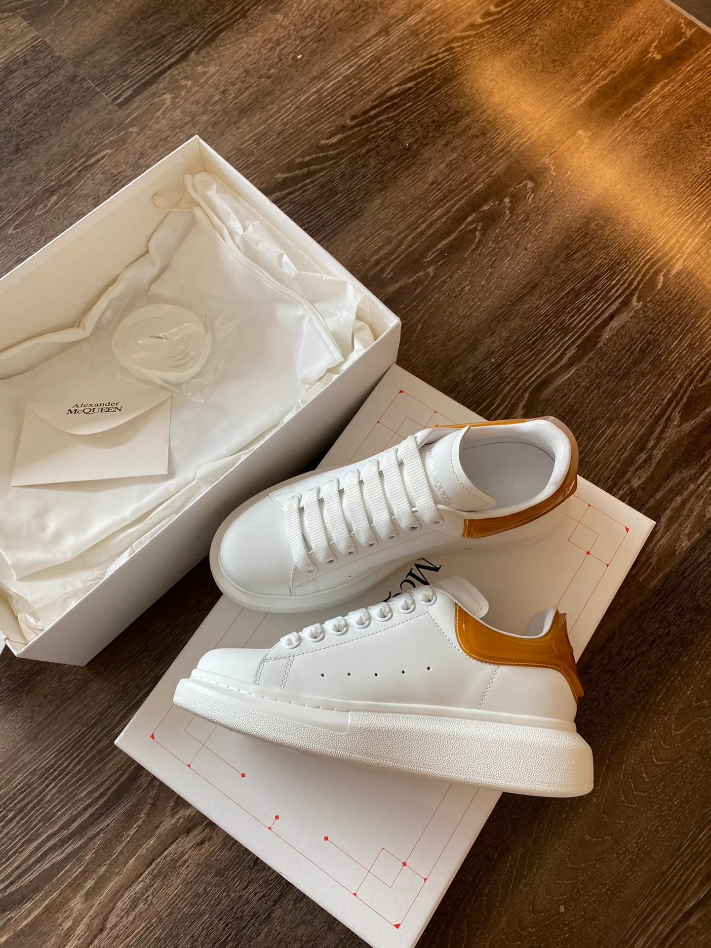 Классические белые кроссовки McQueen - на каблуке-резинке - оранжевые