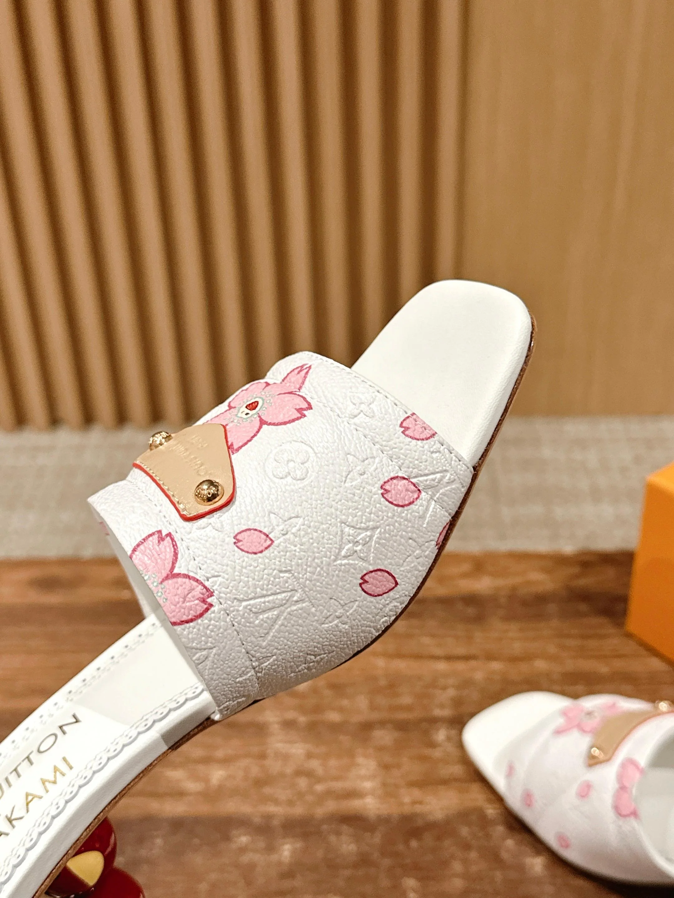 LV - Коллекция Такаши Мураками в стиле ретро - Сандалии на низком каблуке - Белые