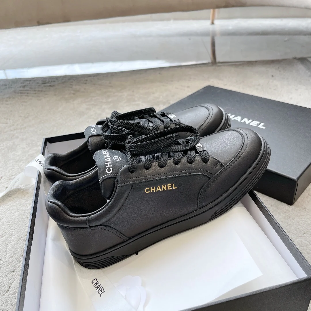 Новинка сезона весна/лето 2023 от Chanel - кроссовки с золотистой отделкой - черные.