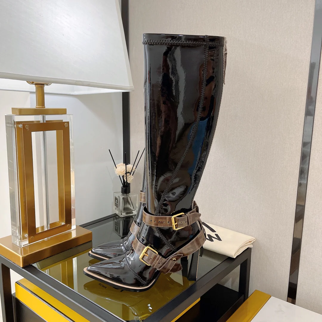 Новинка сезона осень/зима 2022 от Fendi — Эластичные лакированные ботинки, серия FFrame — Ботинки на высоком каблуке