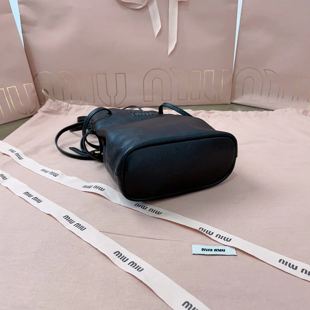 Miu Miu - Миниатюрная сумка-ведро из овечьей кожи