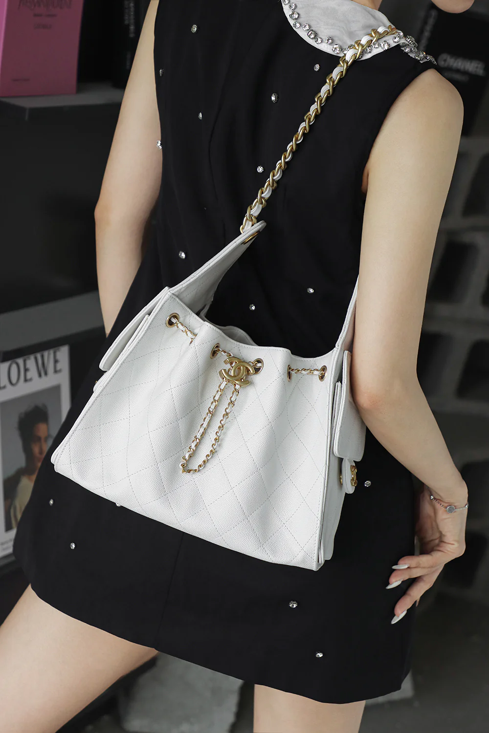 Сумка-хобо Chanel 25c Hippie, белая, маленькая, с золотой пряжкой.