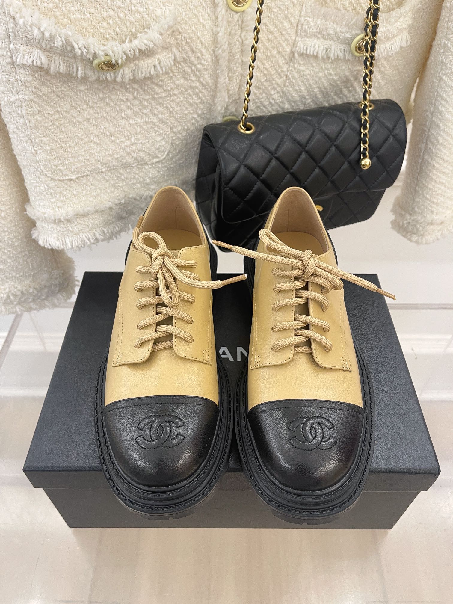 Новинка сезона осень/зима 2022 от Chanel - Классические кожаные туфли - Абрикосово-черный цвет