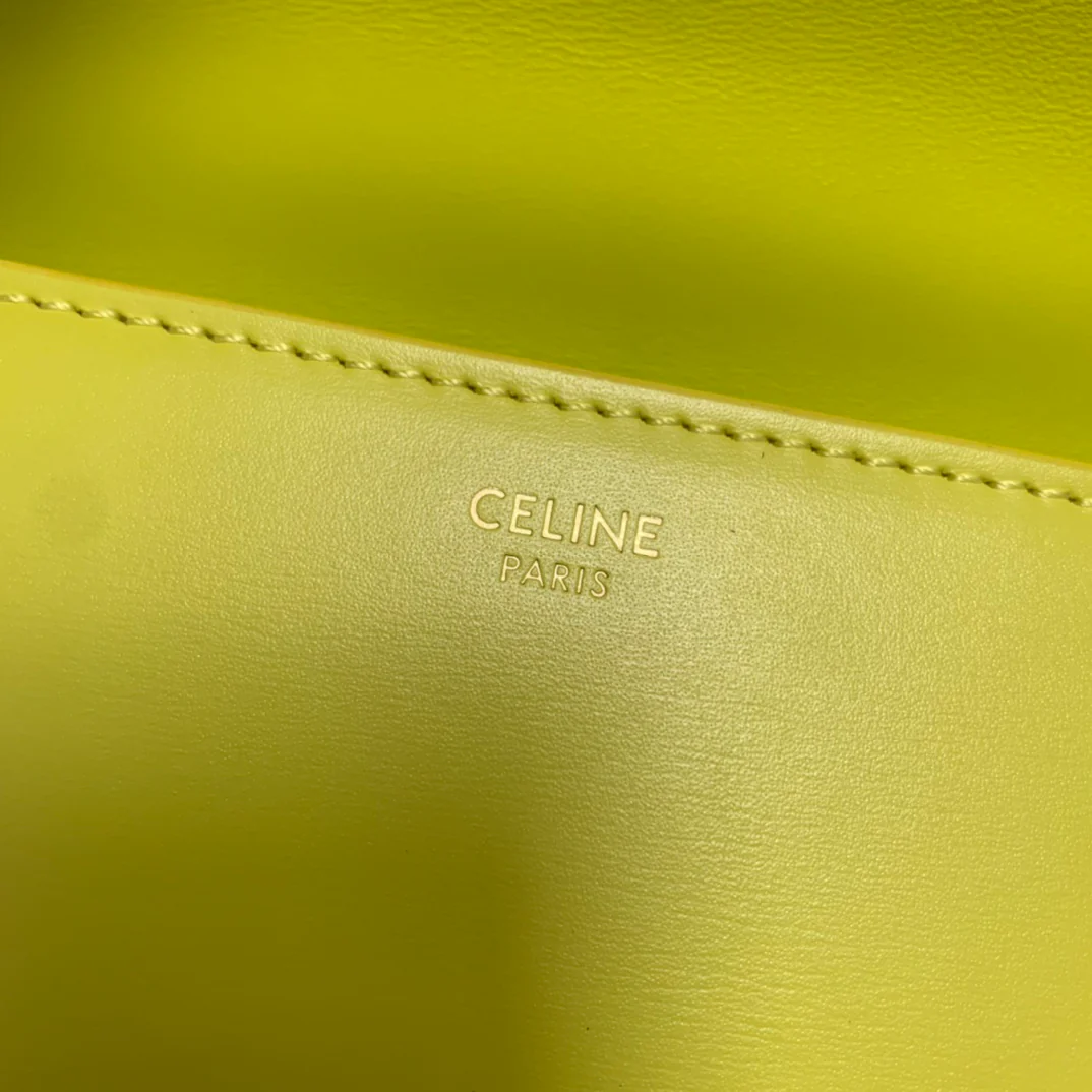 Сумка Celine с цепочкой под мышкой и тиснением в виде Триумфальной арки