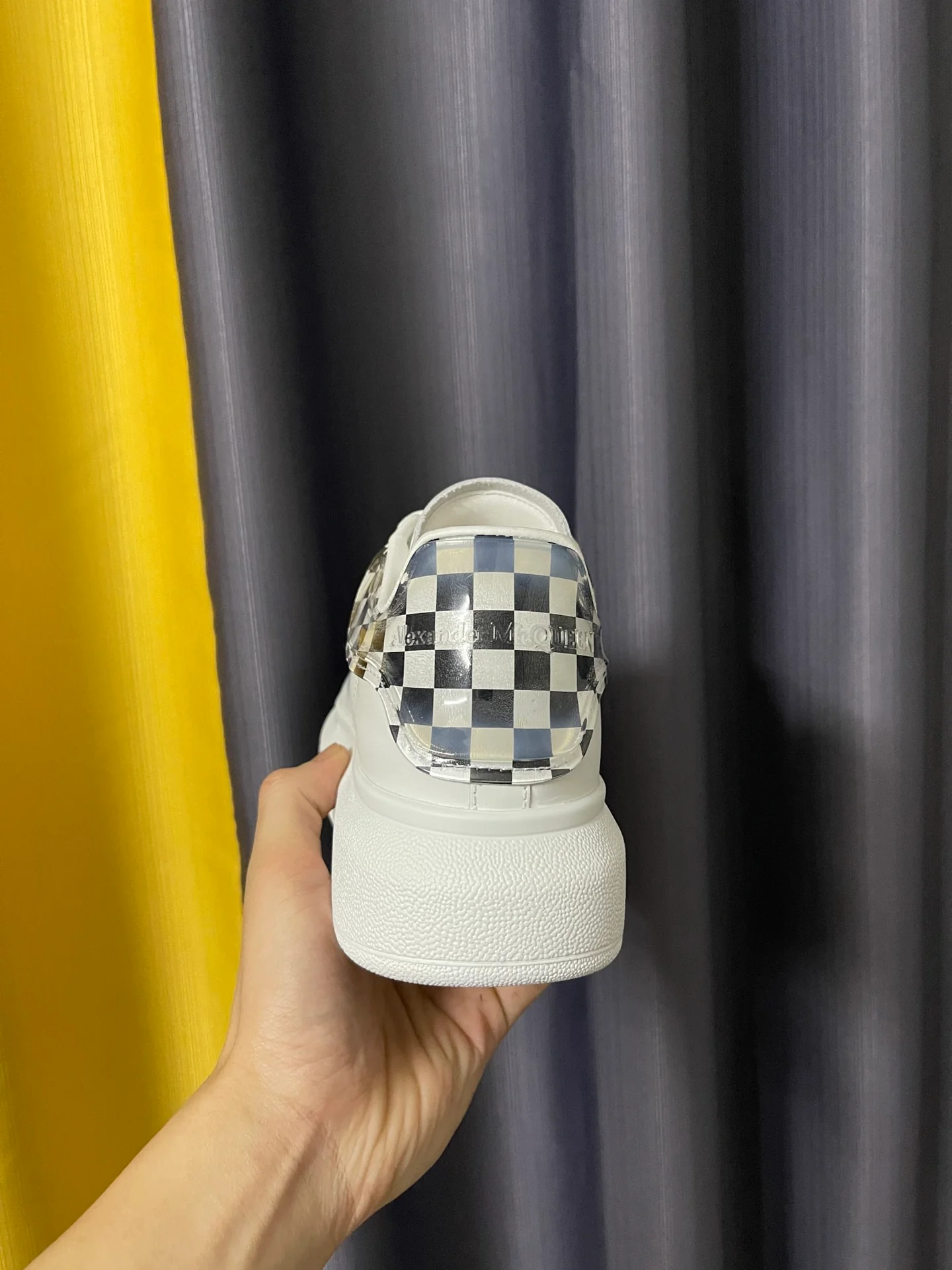 Классические белые кроссовки McQueen - унисекс - черно-белый клетчатый прозрачный каблук из эпоксидной смолы