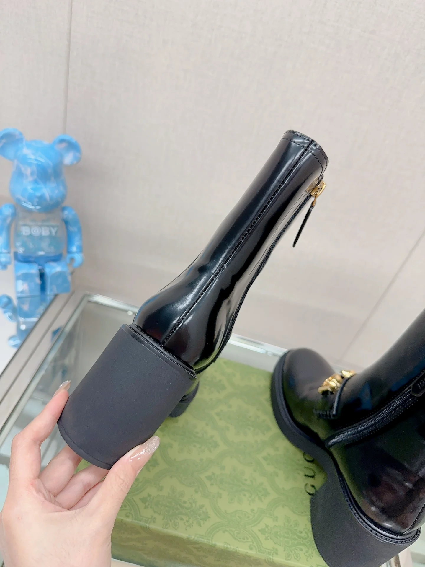 Новинка 2023 года от Gucci - Ботильоны на массивном каблуке с буквенным принтом - Глянцевый черный