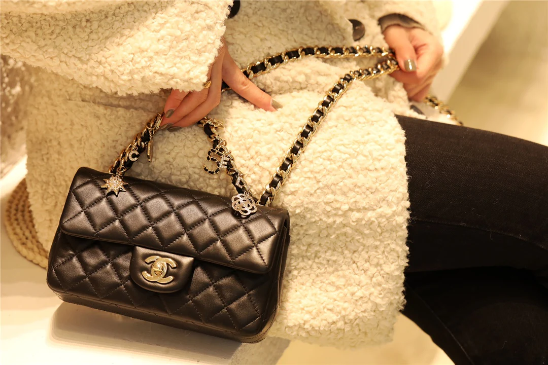 Миниатюрный кулон-значок Chanel CF