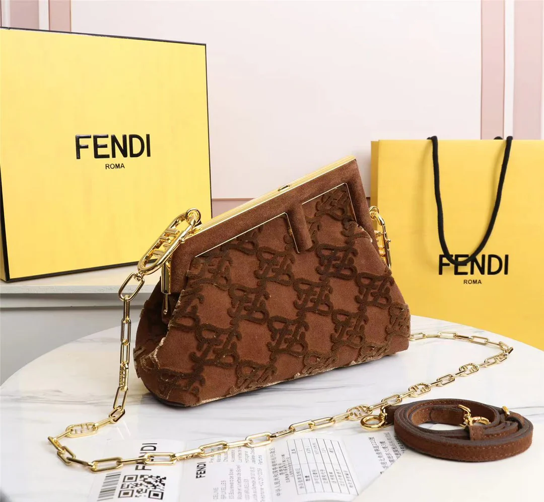 Сумка Fendi First среднего размера из коричневой замши