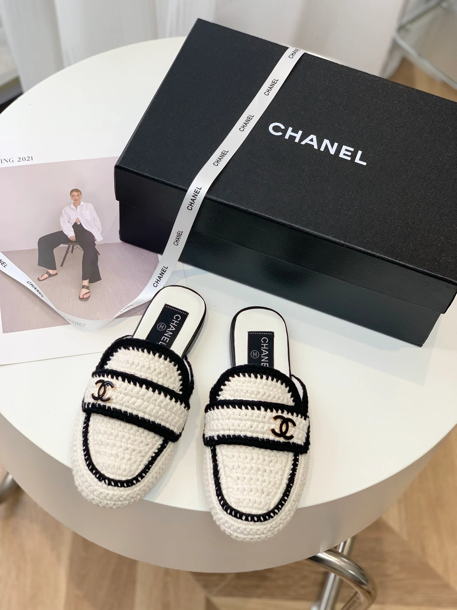 Новинка весны 2023 года от Chanel - плетеные тапочки ?Камелия?.