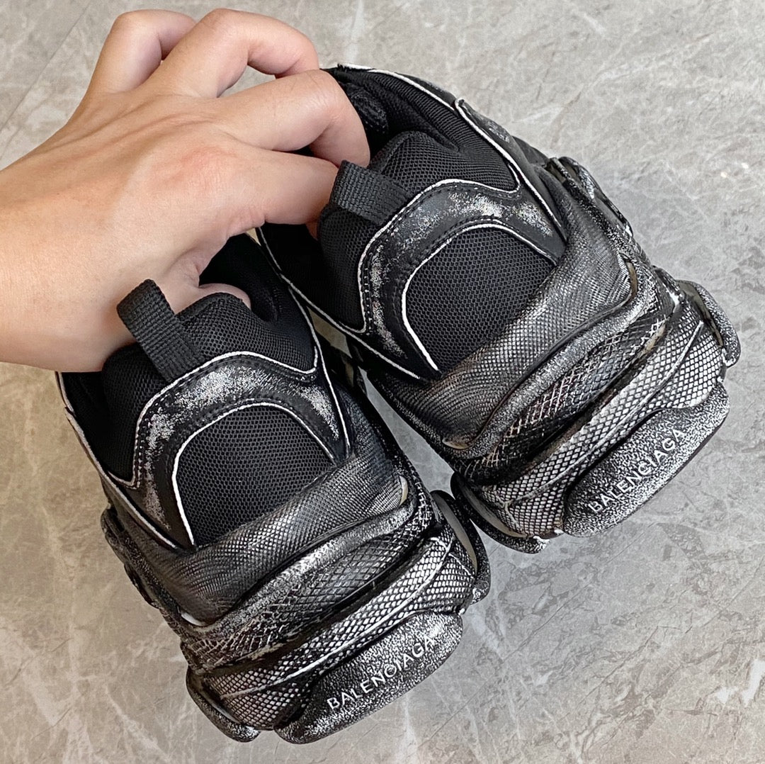 Кроссовки Balenciaga Triples на платформе, рваные джинсы, массивные кроссовки, черные.